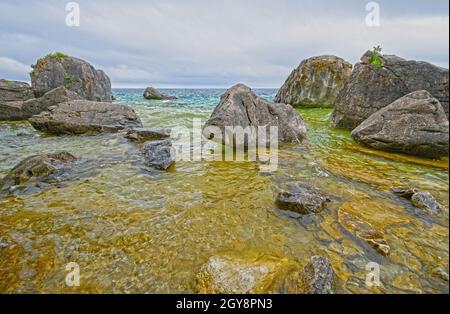 Roches qui poussent à l'extérieur des eaux du lac Huron dans le parc national de la Péninsule-Bruce, en Ontario Banque D'Images
