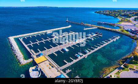 Antenne de port avec bateaux à Mackinac Michigan avec barrière de mer Banque D'Images
