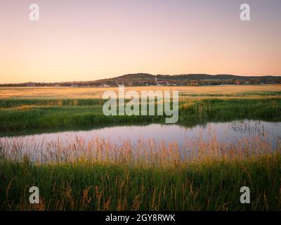 Village de Schützen au Burgenland Autriche avec petit étang le matin Banque D'Images