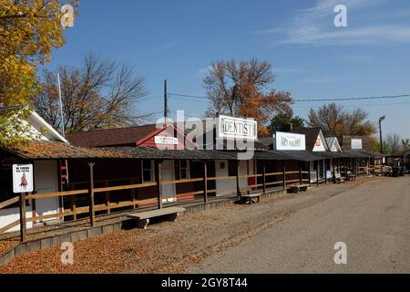 JAMESTOWN, DAKOTA DU NORD - 3 OCT 2021: Louis l'Amour Lane dans Frontier Town, une ancienne ville de l'Ouest de style avec le plus grand bison en béton au monde Banque D'Images