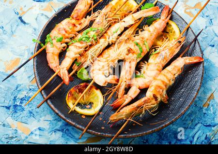 Langoustines grillées, crevettes rôties sur une brochette. Crevettes barbecue Banque D'Images