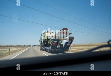 Conduite derrière une récolteuse-hacheuse pour camions lourds. Transports lourds. Vue de l'intérieur de la voiture Banque D'Images