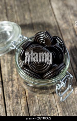 Spirale de bonbons de réglisse dans un pot. Banque D'Images