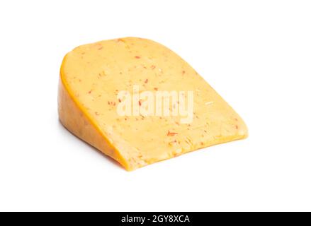 Bloc de fromage dur avec goût de piment isolé sur fond blanc. Banque D'Images