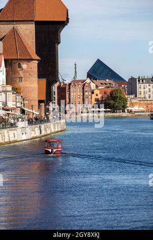 Gdansk, Pologne - 6 septembre 2020 : la plus grande grue portuaire médiévale d'Europe et les bâtiments historiques de la Dlugie Pobrzeze au-dessus de la rivière Motlawa à Gdans Banque D'Images