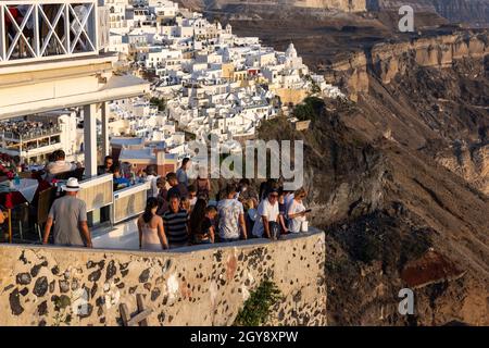 Fira, Santorini, Grèce - 27 juin 2021 : la ville blanchie à la chaux de Fira dans des rayons chauds de coucher de soleil sur l'île de Santorini, Cyclades, Grèce Banque D'Images