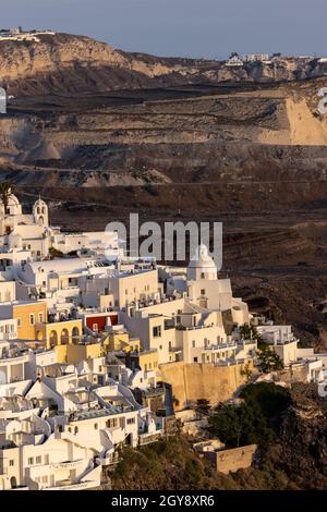 Fira, Santorini, Grèce - 27 juin 2021 : la ville blanchie à la chaux de Fira dans des rayons chauds de coucher de soleil sur l'île de Santorini, Cyclades, Grèce Banque D'Images