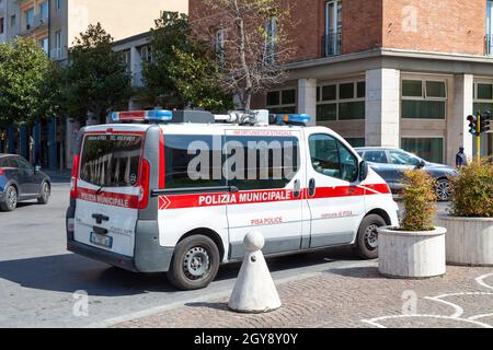 Pise, Italie - Mars 31 2019: Van de la Polizia Municipalité garée à l'extérieur de la gare. Banque D'Images