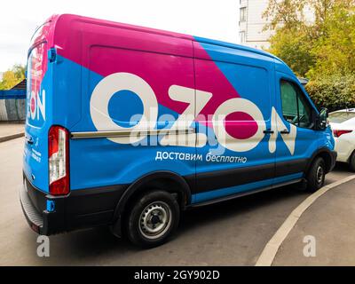 Moscou, Russie - Mai 4.2020. La compagnie de voiture de marque Ozon.ru Commerce Internet Banque D'Images