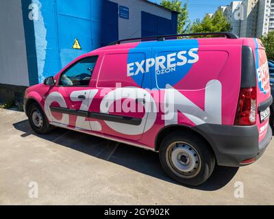 Moscou, Russie - Mai 4.2020. La compagnie de voiture de marque Ozon.ru Commerce Internet Banque D'Images