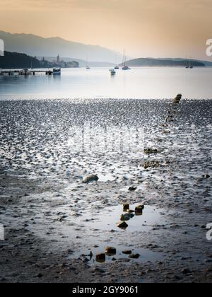 Marée basse à la plage de la baie de Palit d'Eufemija sur l'île de Rab Croatie Banque D'Images