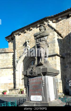 Village du Monestier près d'Ambert dans le Parc naturel régional Livradois-Forez, le mémorial de guerre, département du Puy de Dome, Auvergne-Rhône-Alpes, France Banque D'Images