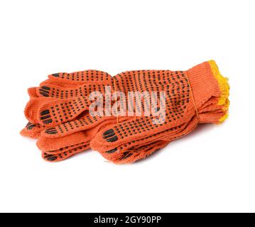 gants de travail en tissu orange sur fond blanc. Vêtements de protection pour les travailleurs manuels, gros plan Banque D'Images