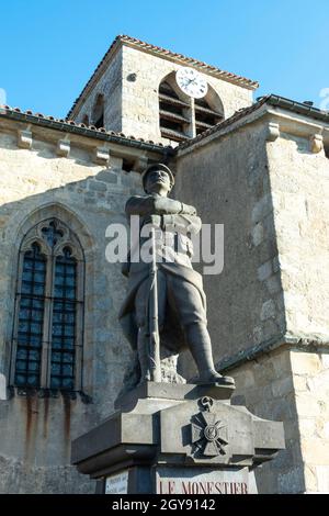 Village du Monestier près d'Ambert dans le Parc naturel régional Livradois-Forez, le mémorial de guerre, département du Puy de Dome, Auvergne-Rhône-Alpes, France Banque D'Images