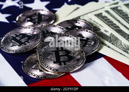 Concept de devise Crypto.Pièces de monnaie en bitcoin d'or et billets de banque sur le drapeau des États-Unis d'Amérique USA Banque D'Images