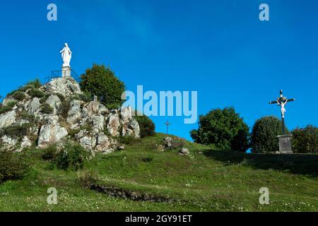 Village du Monestier près d'Ambert dans le Parc naturel régional de Livradois-Forez, le rocher de la Vierge, département du Puy de Dôme, Auvergne-Rhône-Alpes, France Banque D'Images