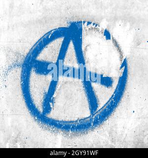 Symbole bleu de l'anarchie peint sur le vieux mur qui s'écaille. Idéal pour les textures, les arrière-plans et les concepts. Banque D'Images