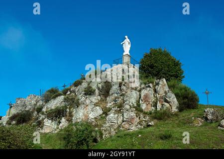 Village du Monestier près d'Ambert dans le Parc naturel régional de Livradois-Forez, le rocher de la Vierge, département du Puy de Dôme, Auvergne-Rhône-Alpes, France Banque D'Images