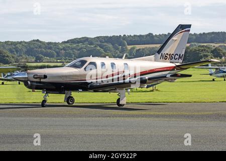 Un turbopropulseur à moteur simple N616CM SOCATA TBM-850, à l'aéroport Halfpenny Green Wolverhampton, en Angleterre. Banque D'Images