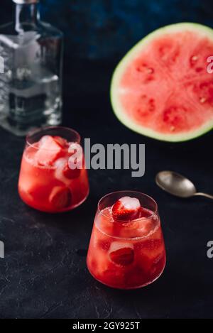Deux verres de melon d'eau et de cocktail de fraise sur béton foncé arrière-plan Banque D'Images
