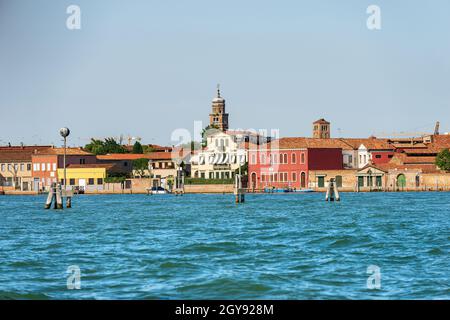 Paysage urbain de l'île de Murano, célèbre pour la production de verre artistique.Anciens clochers et industries.Lagune de Venise, Vénétie, Italie, Europe. Banque D'Images