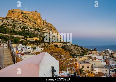 Vue sur le château de Santa Barbara depuis le quartier de Santa Cruz, dans la vieille ville méditerranéenne d'Alicante, en Espagne Banque D'Images