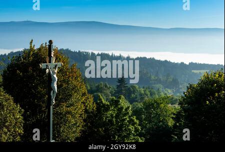 Crucifix du village du Monestier près d'Ambert dans le Parc naturel régional Livradois-Forez, département du Puy de Dôme, Auvergne-Rhône-Alpes, France Banque D'Images