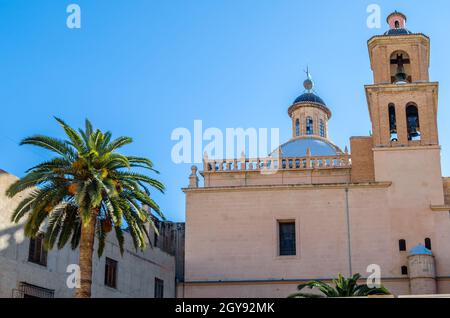 Vue sur la co-cathédrale de Saint Nicolas de Bari à Alicante, Espagne Banque D'Images