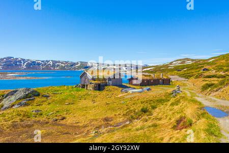 Magnifique panorama sur le lac Vavatn vue sur le paysage brut des cottages et des montagnes avec de la neige pendant l'été à Hemsedal Norvège. Banque D'Images