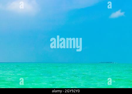 Dégradé de couleurs sur les îles de la banque de sable Madivaru et Finolhu dans Rasdhoo Atoll Maldives. Banque D'Images