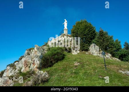 Village du Monestier près d'Ambert dans le Parc naturel régional de Livradois-Forez, le rocher de la Vierge, département du Puy de Dôme, Auvergne-Rhône-Alpes, France Banque D'Images