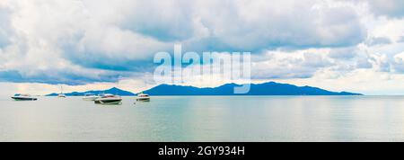 Bo Phut Beach panorama avec des bateaux sur l'île de Koh Samui avec vue sur Koh Pha-ngan en Thaïlande. Banque D'Images