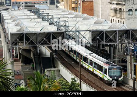 Medellin, Antioquia.Colombie - 06 octobre 2021.Metro de Medellín est le nom donné au système de transport de masse de type métro qui dessert directement Banque D'Images