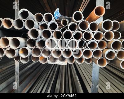 Rangées de barres rondes en acier stockage et empilage dans l'entrepôt pour la construction industrielle. Noir et blanc avec mise au point peu profonde. Banque D'Images