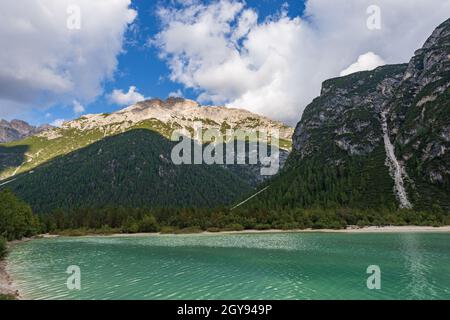 Lac Landro (Lago di Landro ou Dürrensee) et sommet de montagne de Rautkofel ou Monte Rudo et Monte Piana.Trentin-Haut-Adige, Italie, Europe. Banque D'Images