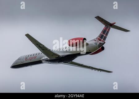 Un avion de ligne régional Loganair Embraer ERJ-145 au départ de l'aéroport de Bristol Lulsgate, en Angleterre. Banque D'Images