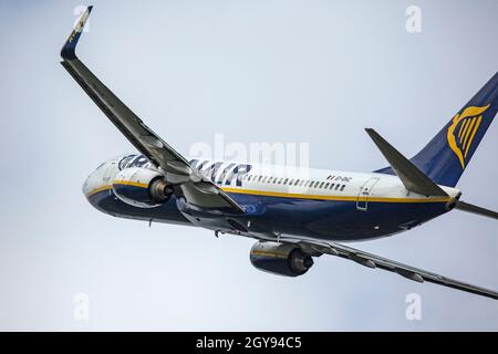 Un Boeing 737-800 de Ryanair, EI-DHZ, décollage à l'aéroport de Bristol Lulsgate, en Angleterre. Banque D'Images
