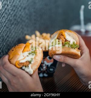 Hamburger au poulet avec garniture de haricots de sésame et rempli de légumes Banque D'Images