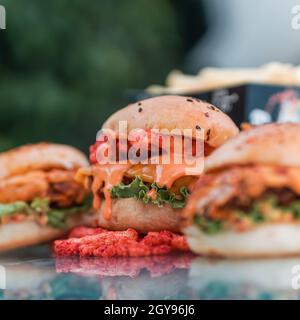 Hamburger au poulet avec garniture de haricots de sésame et rempli de légumes Banque D'Images