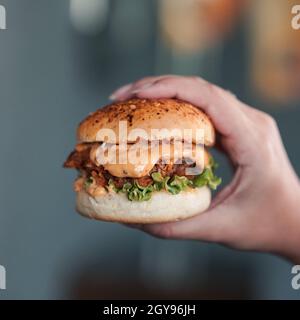 Hamburger au poulet avec garniture de haricots de sésame et rempli de légumes Banque D'Images