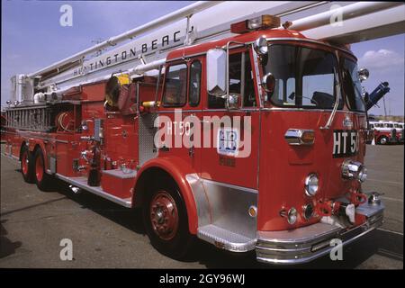 Camion de pompiers en stationnement, service d'incendie de Huntington Beach, Hollywood, Los Angeles, Californie, États-Unis Banque D'Images