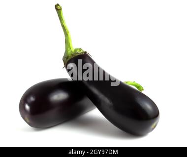 Photo de deux aubergines isolées sur fond blanc. Banque D'Images