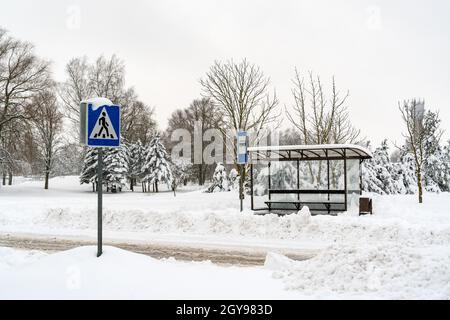 Arrêt de bus vide par temps froid et enneigé Banque D'Images