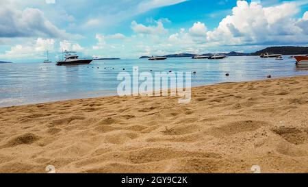 Plage de Bo Phut avec des bateaux sur l'île de Koh Samui avec vue sur Koh Pha-ngan, en Thaïlande. Banque D'Images