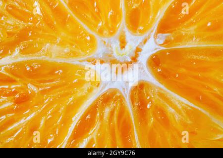 Capture macro d'une coupe d'orange. Gros plan sur une coupe de fruits orange. Banque D'Images
