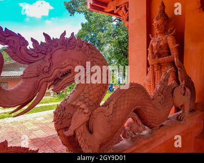 Dragon, rascasses, temple Wat Sila Ngu avec le temple rouge Wat Ratchathammaram sur Koh Samui en Thaïlande. Banque D'Images