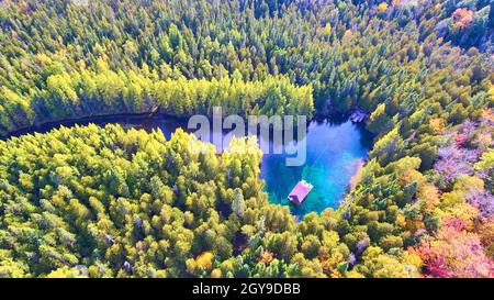 Antenne d'un lac avec un bateau qui traverse l'eau à la grande source Banque D'Images