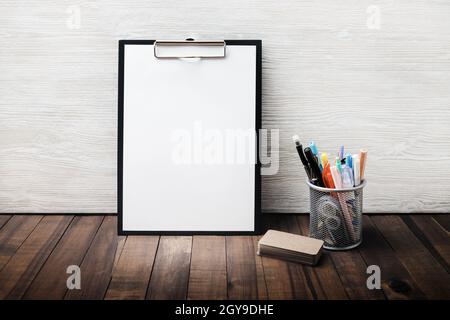 Photo de l'ensemble de papeterie. Presse-papiers à en-tête vierge, porte-gobelet avec crayons et stylos, cartes de visite. Copier l'espace pour le texte. Banque D'Images