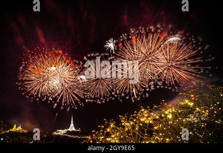 Coloré de feux d'artifice annuels sur le palais royal de Khao Wang à Phetchaburi. Éclairage dans le festival de Phra Nakhon Khiri ou Khao WangPhra historica Banque D'Images