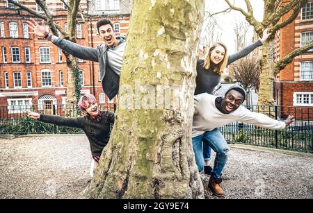 Amis fantaisie multiraciaux s'amuser en plein air dans le parc de la ville de Shoreditch London - Friendship Youth concept avec les jeunes heureux traînant Banque D'Images